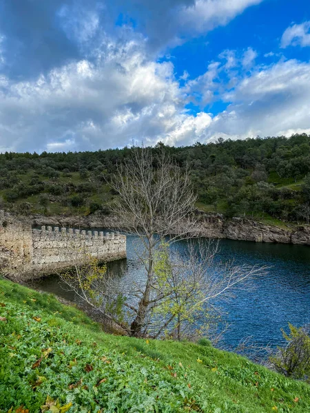 Rio Que Flui Com Montanhas Fundo Manhã Madrid Espanha — Fotografia de Stock