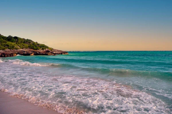 Vågor Anländer Vit Sandstrand Med Turkost Vatten Puerto Rico — Stockfoto