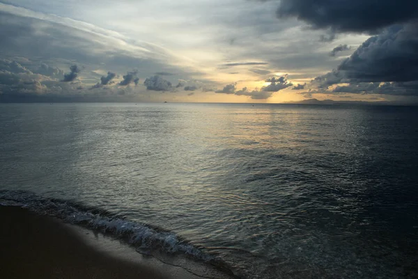 Cielo Oscuro Con Colores Anaranjados Durante Una Puesta Sol Mar Imágenes De Stock Sin Royalties Gratis