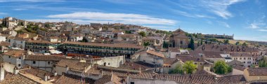 Rönesans mimarisi olan bir köyün panoramik ve havadan çekilmiş fotoğrafı. Chinchon İspanya 'da