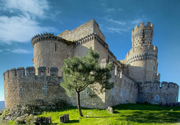 Castelo Pedra Medieval Rodeado Por Gramado Uma Encosta Madrid Espanha — Fotografia de Stock