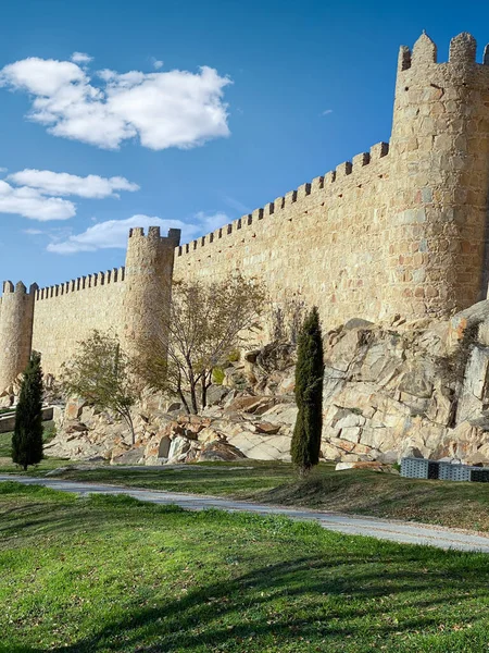 Parede Medieval Com Torres Torneadas Preservadas Cercadas Por Grama — Fotografia de Stock