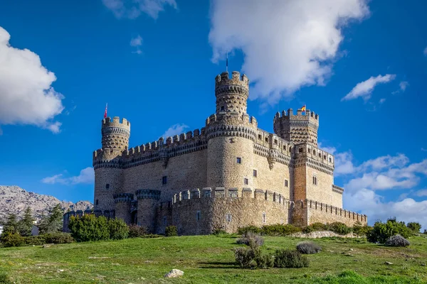 Castillo Medieval Medio Una Colina Cubierta Hierba Castillo Mendoza Madrid Fotos De Stock