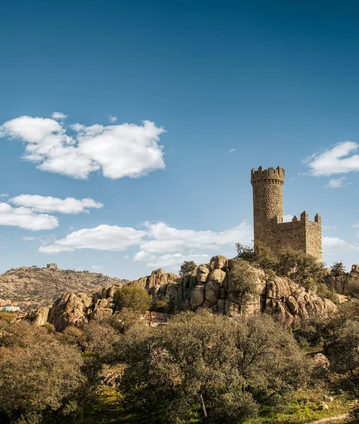 Vista Antigo Castelo Remoto Construído Sobre Uma Montanha Rochosa — Fotografia de Stock