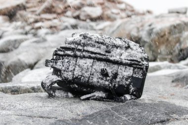 Fotoğrafçılar, kar fırtınasında sırt çantası.