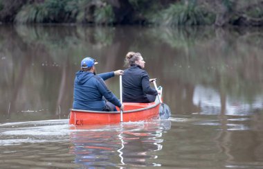 Hacking Nehri 'nde kürek çeken çift, Royal National Park, Sydney Avustralya