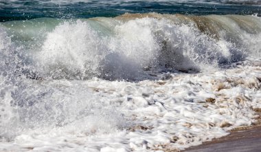 Kumsalda dalgalar kopuyor