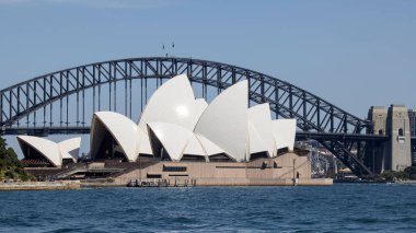 Sydney Opera Binası ve Liman Köprüsü