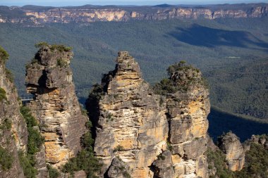 Katoomba N.S.W. 'de üç kardeş kaya oluşumu. Avusturalya