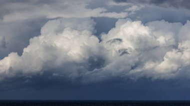 Denizde kara fırtına bulutları