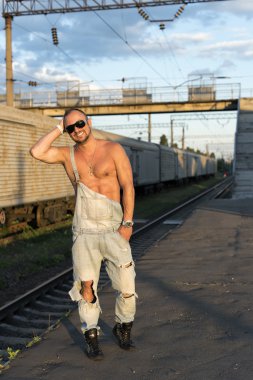 bir tren bekliyorsun iyi adam