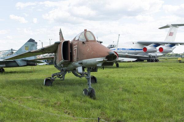 Выставка старых моделей самолетов
