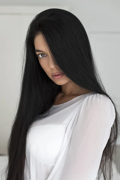 Morena bonito com cabelo longo — Fotografia de Stock