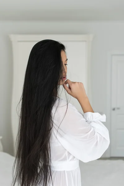 Χαριτωμένο μελαχρινή με μακριά μαλλιά — Φωτογραφία Αρχείου