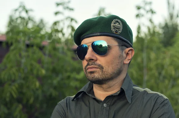 Europejski urzędnik w zielony beret — Zdjęcie stockowe