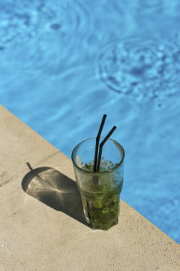 güneşli bir günde yaz kokteyl serinletici