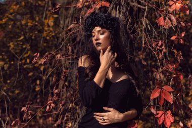 Cadılar bayramında siyah gelin