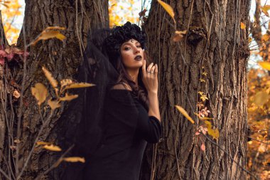 Cadılar bayramında siyah gelin