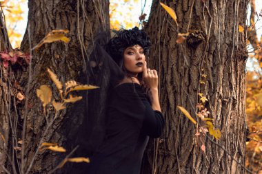 Cadılar bayramında siyah gelin