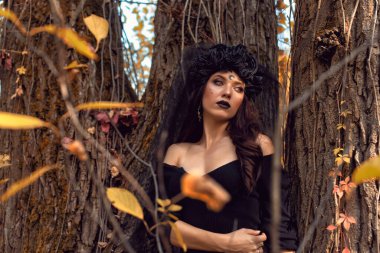 Cadılar bayramında siyah gelin