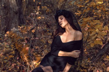 Cadılar bayramında siyah gelin