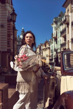 Eski şehrin sokaklarında yürü