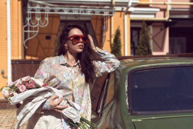 Eski şehrin sokaklarında yürü