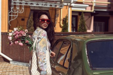 Eski şehrin sokaklarında yürü