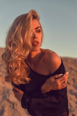 Sıcak kumlarda yaz fotoğraf çekimi