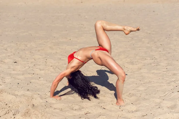 Şehir Plajındaki Atletik Kız — Stok fotoğraf