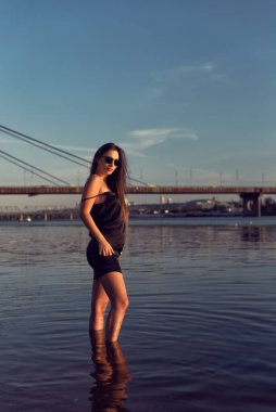 Nehir kıyısındaki sahilde akşam fotoğraf çekimi.