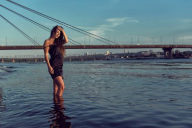 Nehir kıyısındaki sahilde akşam fotoğraf çekimi.