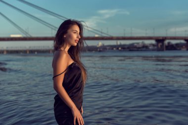 Nehir kıyısındaki sahilde akşam fotoğraf çekimi.