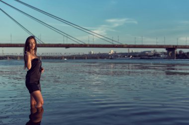 Nehir kıyısındaki sahilde akşam fotoğraf çekimi.