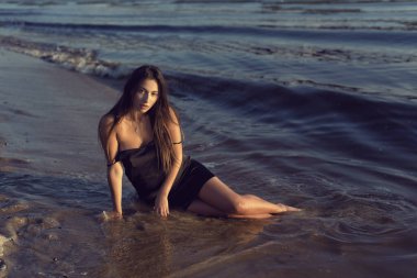 Nehir kıyısındaki sahilde akşam fotoğraf çekimi.