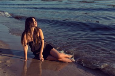 Nehir kıyısındaki sahilde akşam fotoğraf çekimi.