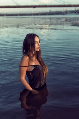 Nehir kıyısındaki sahilde akşam fotoğraf çekimi.