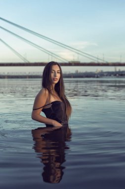 Nehir kıyısındaki sahilde akşam fotoğraf çekimi.