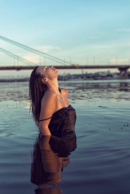 Nehir kıyısındaki sahilde akşam fotoğraf çekimi.