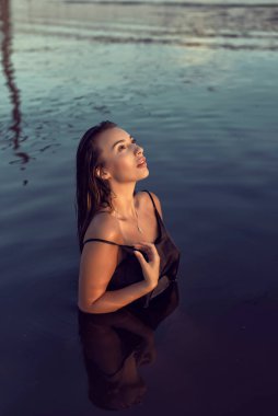 Nehir kıyısındaki sahilde akşam fotoğraf çekimi.