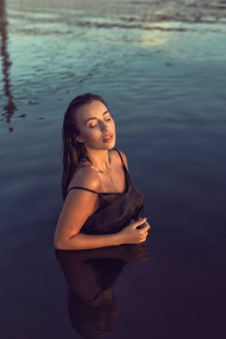 Nehir kıyısındaki sahilde akşam fotoğraf çekimi.