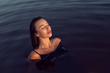 Nehir kıyısındaki sahilde akşam fotoğraf çekimi.