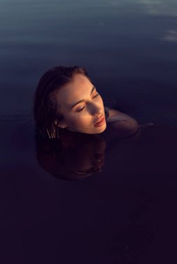 Nehir kıyısındaki sahilde akşam fotoğraf çekimi.