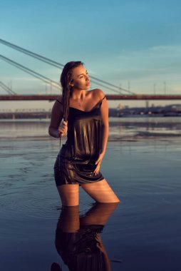 Nehir kıyısındaki sahilde akşam fotoğraf çekimi.