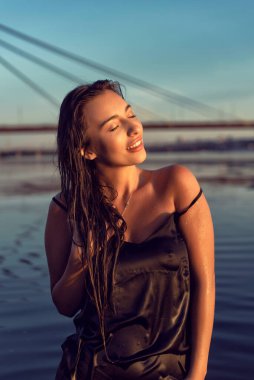 Nehir kıyısındaki sahilde akşam fotoğraf çekimi.