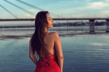 Nehir kıyısındaki sahilde akşam fotoğraf çekimi.