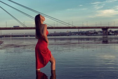 Nehir kıyısındaki sahilde akşam fotoğraf çekimi.