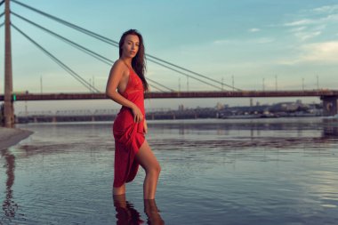 Nehir kıyısındaki sahilde akşam fotoğraf çekimi.