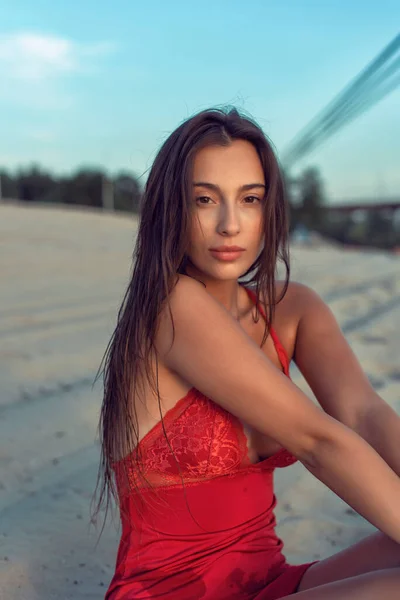 Servizio Fotografico Serale Sulla Spiaggia Vicino Fiume — Foto Stock