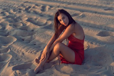 Nehir kıyısındaki sahilde akşam fotoğraf çekimi.